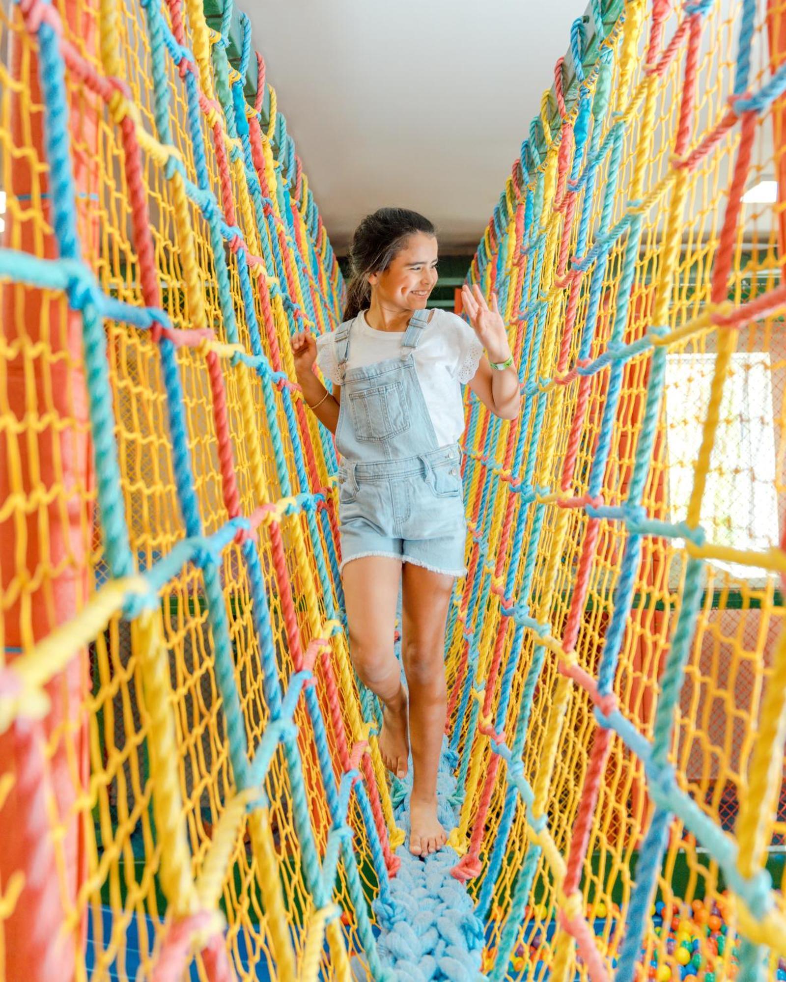 Hard Rock Hotel & Casino Punta Cana (Adults Only) Kültér fotó A girl walking on a rope bridge