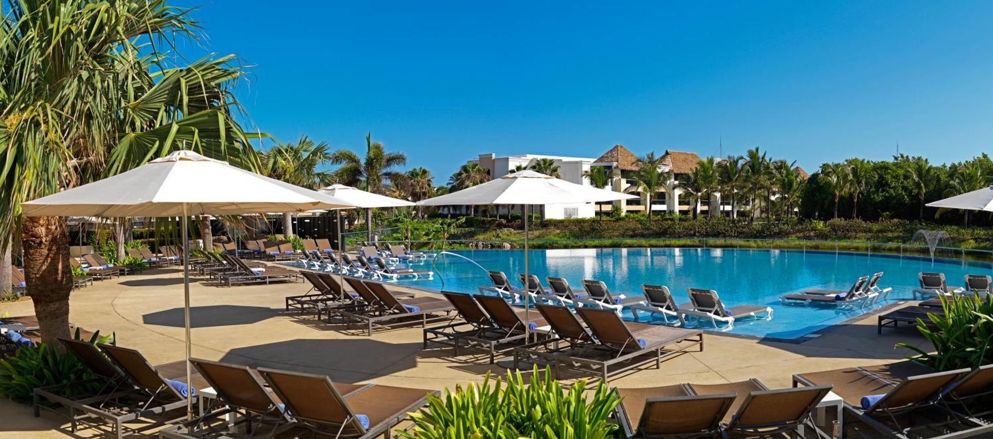 Hard Rock Hotel & Casino Punta Cana (Adults Only) Kültér fotó The pool at the InterContinental Sanctuary Cove Resort