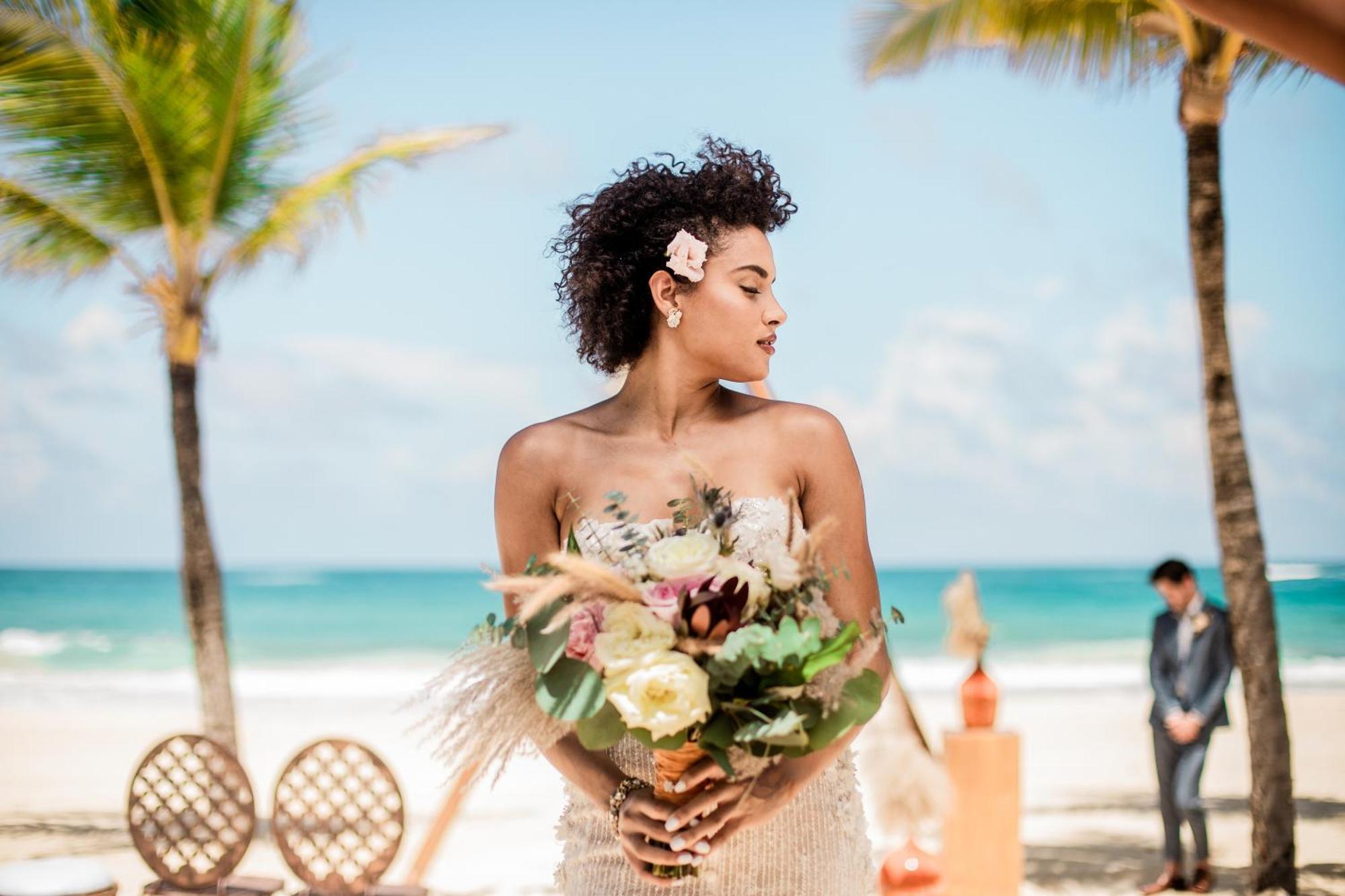 Hard Rock Hotel & Casino Punta Cana (Adults Only) Kültér fotó A bride with a bouquet